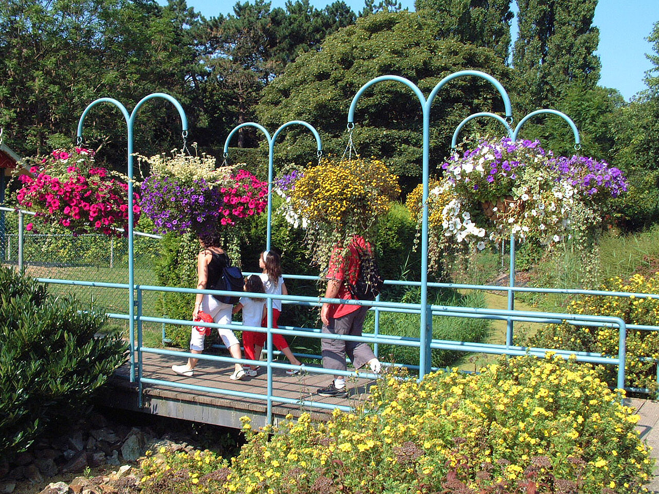 Ook de bruggen hebben hanging-baskets