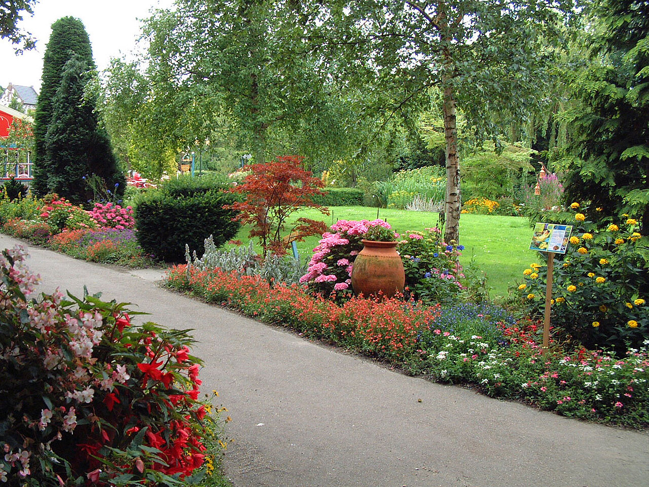 Kleurrijke borders door het hele park